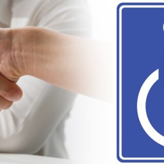 Grafika przedstawiająca dwie osoby podające sobie ręce na tle jasnym, symbolizująca współpracę i pomoc. Obok widnieje niebieski piktogram osoby na wózku inwalidzkim, oznaczający niepełnosprawność.