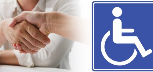 Grafika przedstawiająca dwie osoby podające sobie ręce na tle jasnym, symbolizująca współpracę i pomoc. Obok widnieje niebieski piktogram osoby na wózku inwalidzkim, oznaczający niepełnosprawność.
