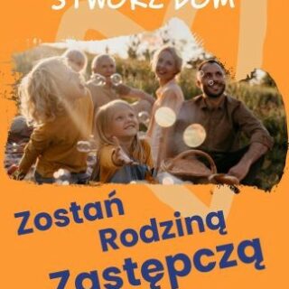 Plakat promujący rodzicielstwo zastępcze z hasłem „Otwórz serce, stwórz dom” oraz zdjęciem uśmiechniętej rodziny z dziećmi na świeżym powietrzu.