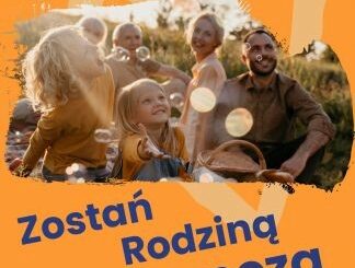 Plakat promujący rodzicielstwo zastępcze z hasłem „Otwórz serce, stwórz dom” oraz zdjęciem uśmiechniętej rodziny z dziećmi na świeżym powietrzu.