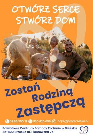 Plakat promujący rodzicielstwo zastępcze z hasłem „Otwórz serce, stwórz dom” oraz zdjęciem uśmiechniętej rodziny z dziećmi na świeżym powietrzu.