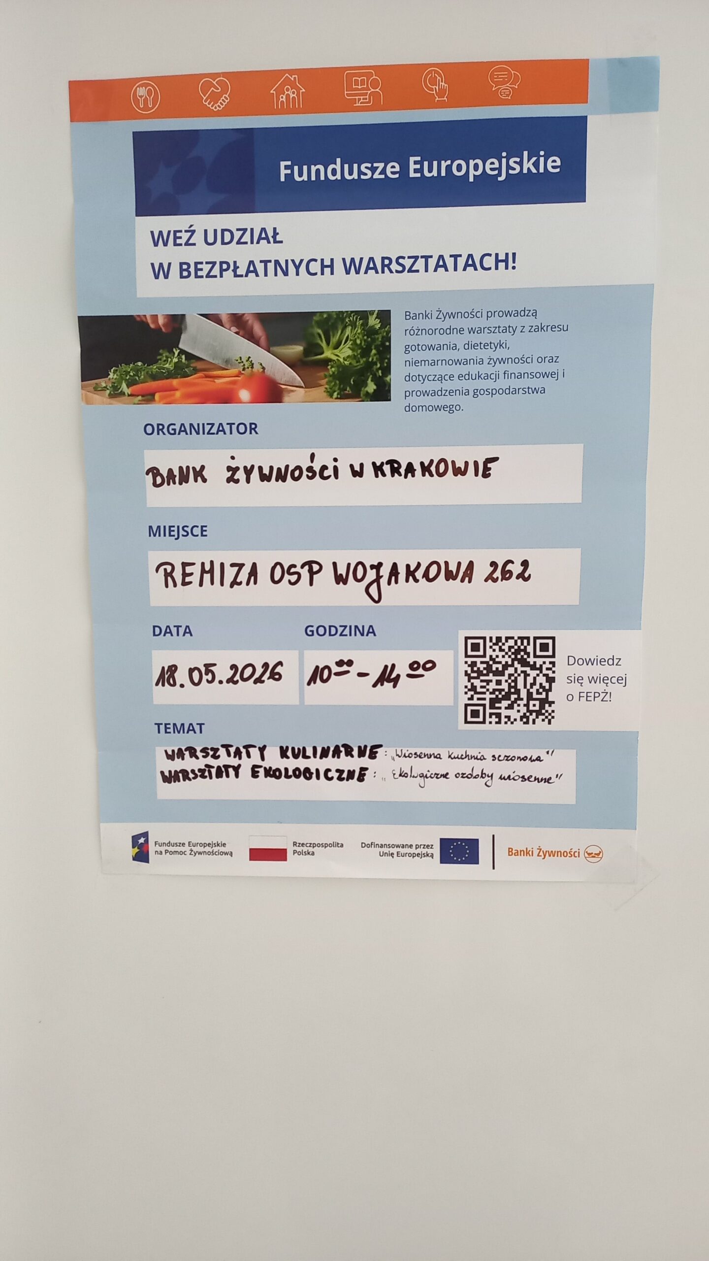 Plakat informacyjny o bezpłatnych warsztatach kulinarnych i ekologicznych, organizowanych przez Bank Żywności w Krakowie. Na biało-niebieskim tle z logo Funduszy Europejskich widoczne są odręcznie wpisane szczegóły wydarzenia: miejsce (Remiza OSP Wojakowa 262), data (18.05.2026 r.) oraz godziny (10:00–14:00). Po prawej stronie umieszczono kod QR z podpisem „Dowiedz się więcej o FEPŻ!”.