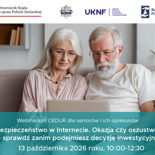 Grafika informacyjna webinarium CEDUR dla seniorów i ich opiekunów pt. „Bezpieczeństwo w Internecie. Okazja czy oszustwo – sprawdź zanim podejmiesz decyzję inwestycyjną”, zaplanowanego na 13 października 2026 roku w godzinach 10:00–12:30. U góry widoczne są logo organizatorów (Pełnomocnik Rządu do spraw Polityki Senioralnej, Policja, UKNF oraz Rzecznik Finansowy), a w centralnej części zdjęcie starszego małżeństwa siedzącego na kanapie przed laptopem.