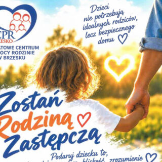 Grafika informacyjna Powiatowego Centrum Pomocy Rodzinie w Brzesku (PCPR Brzesko) z hasłem „Zostań Rodziną Zastępczą”. W tle widać dziecko trzymające za rękę dorosłą osobę w słonecznej scenerii oraz napisy: „Dzieci nie potrzebują idealnych rodziców, lecz bezpiecznego domu” i „Podaruj dziecku to... [miłość, bliskość, zrozumienie]”.
