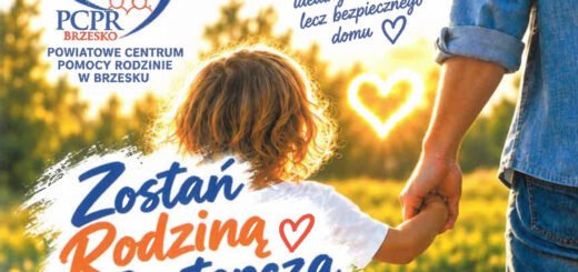 Grafika informacyjna Powiatowego Centrum Pomocy Rodzinie w Brzesku (PCPR Brzesko) z hasłem „Zostań Rodziną Zastępczą”. W tle widać dziecko trzymające za rękę dorosłą osobę w słonecznej scenerii oraz napisy: „Dzieci nie potrzebują idealnych rodziców, lecz bezpiecznego domu” i „Podaruj dziecku to... [miłość, bliskość, zrozumienie]”.